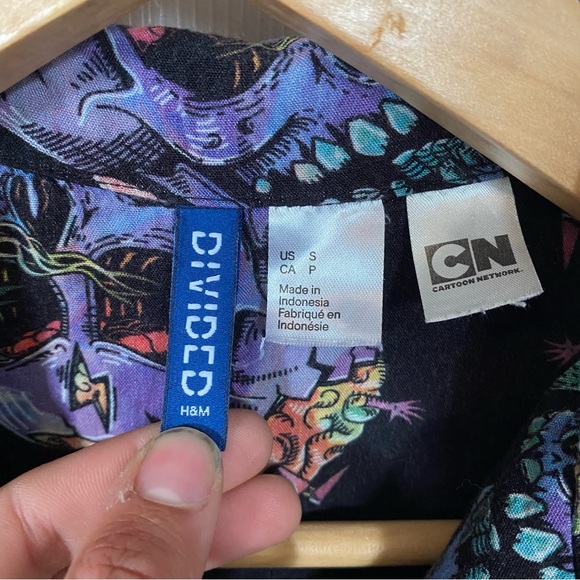 H&M Divided Men’s Rick and Morty Patterned Shirt - Picture 5 of 5